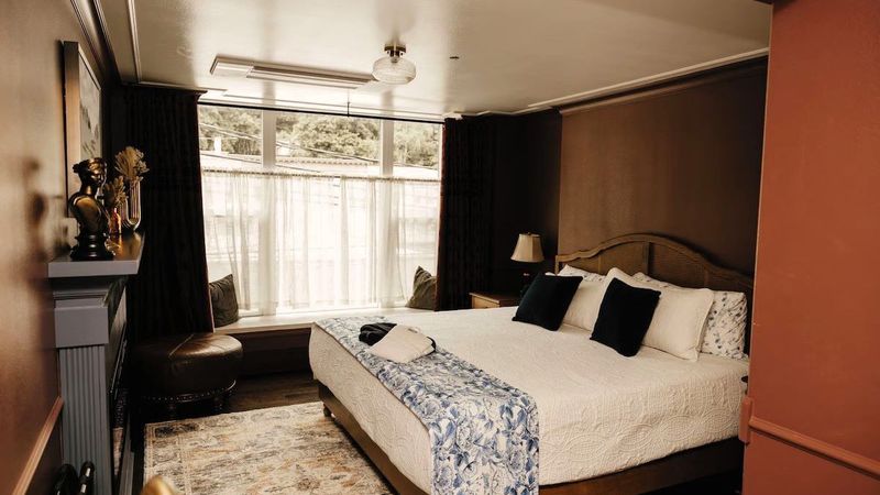 The Brooks Hotel - Madam’s Suite, bedroom