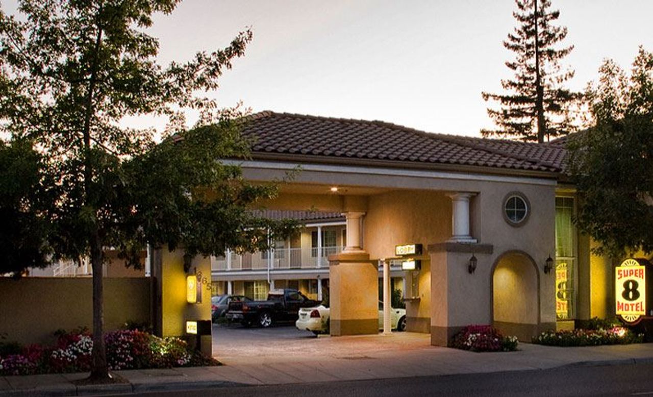 Photo of Super 8 by Wyndham Mountain View
