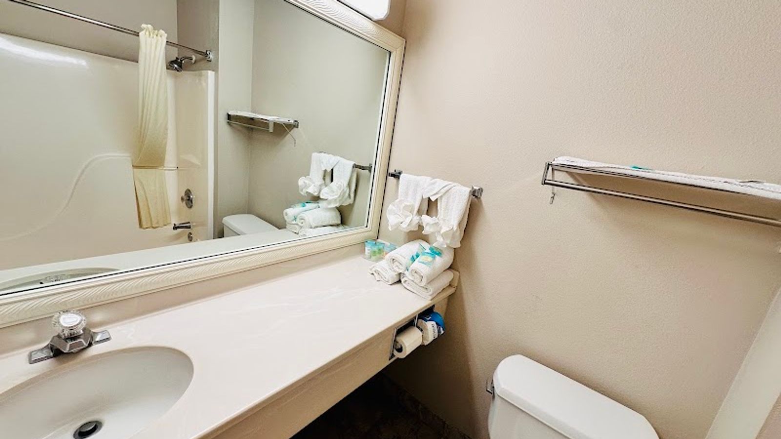 Photo of Coratel Inn and Suites By Jasper Ocean Shores