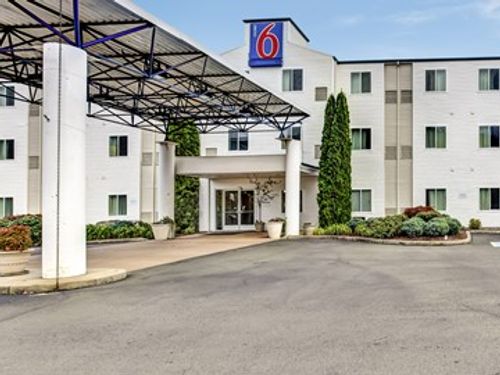 Motel 6 Roseburg, OR