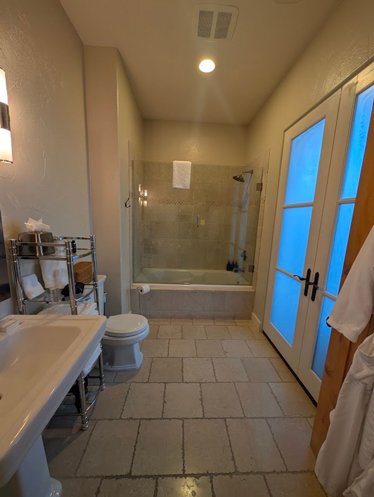 Photo of Black Walnut Inn & Vineyard - Vineyard Luxury Room, Bathroom