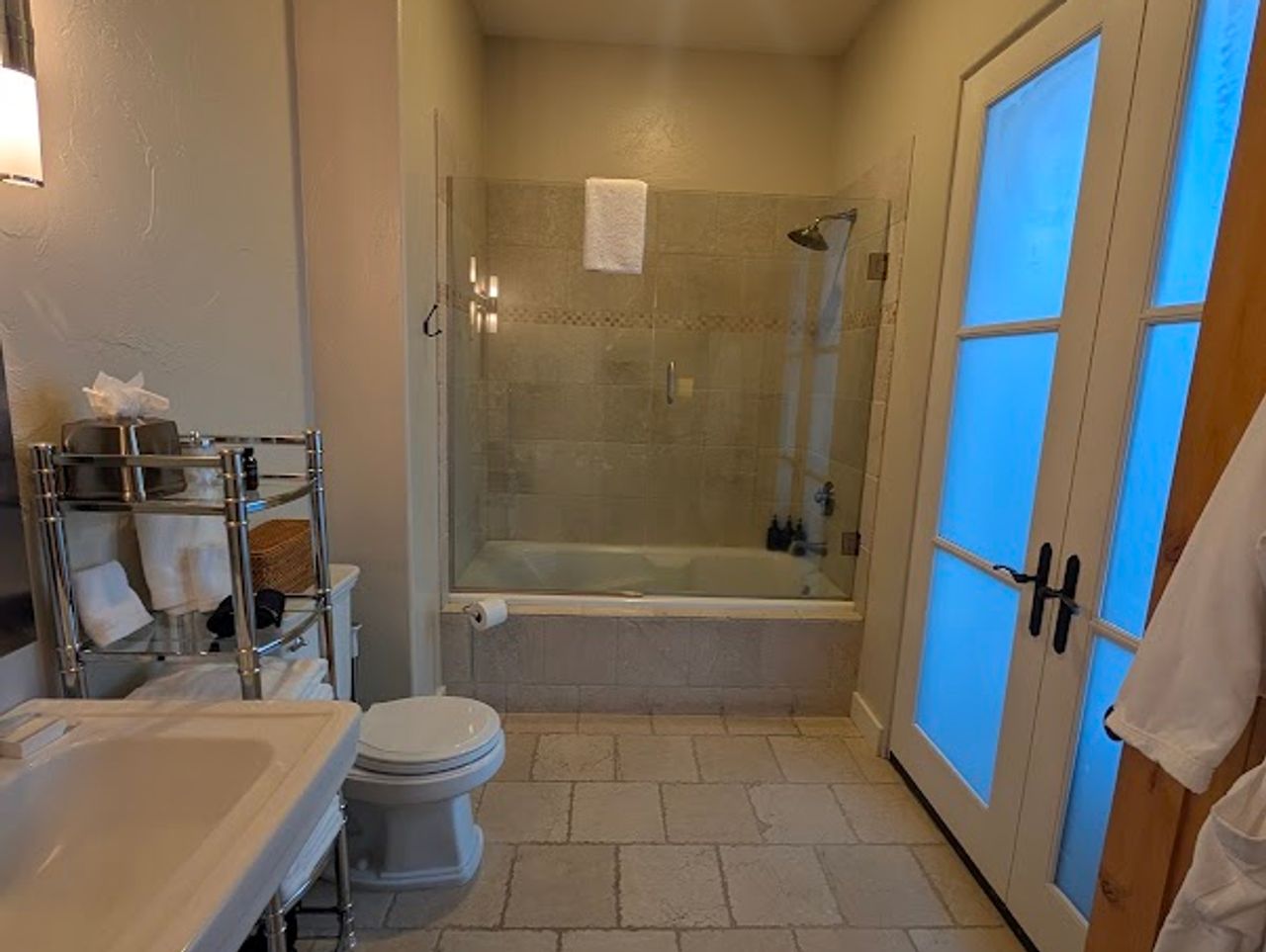 Photo of Black Walnut Inn & Vineyard - Vineyard Luxury Room, Bathroom