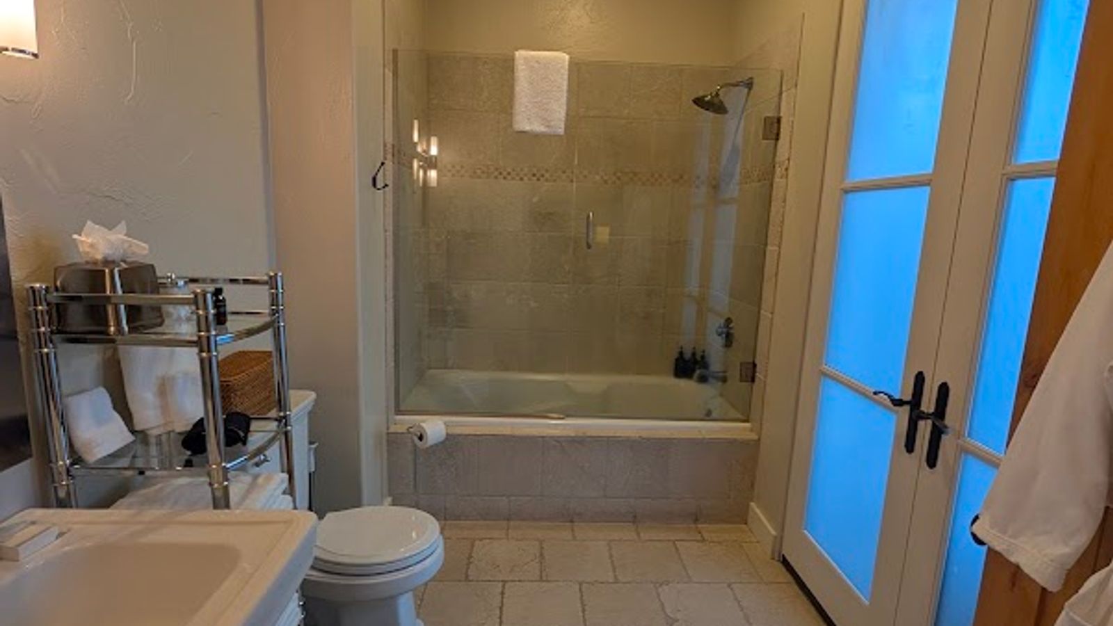 Photo of Black Walnut Inn & Vineyard - Vineyard Luxury Room, Bathroom