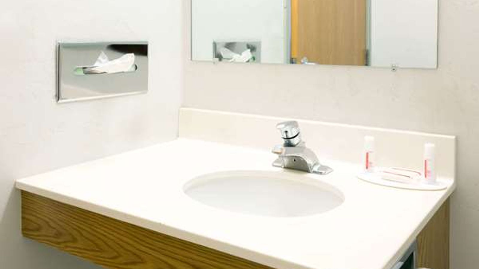 Photo of Super 8 by Wyndham Redmond