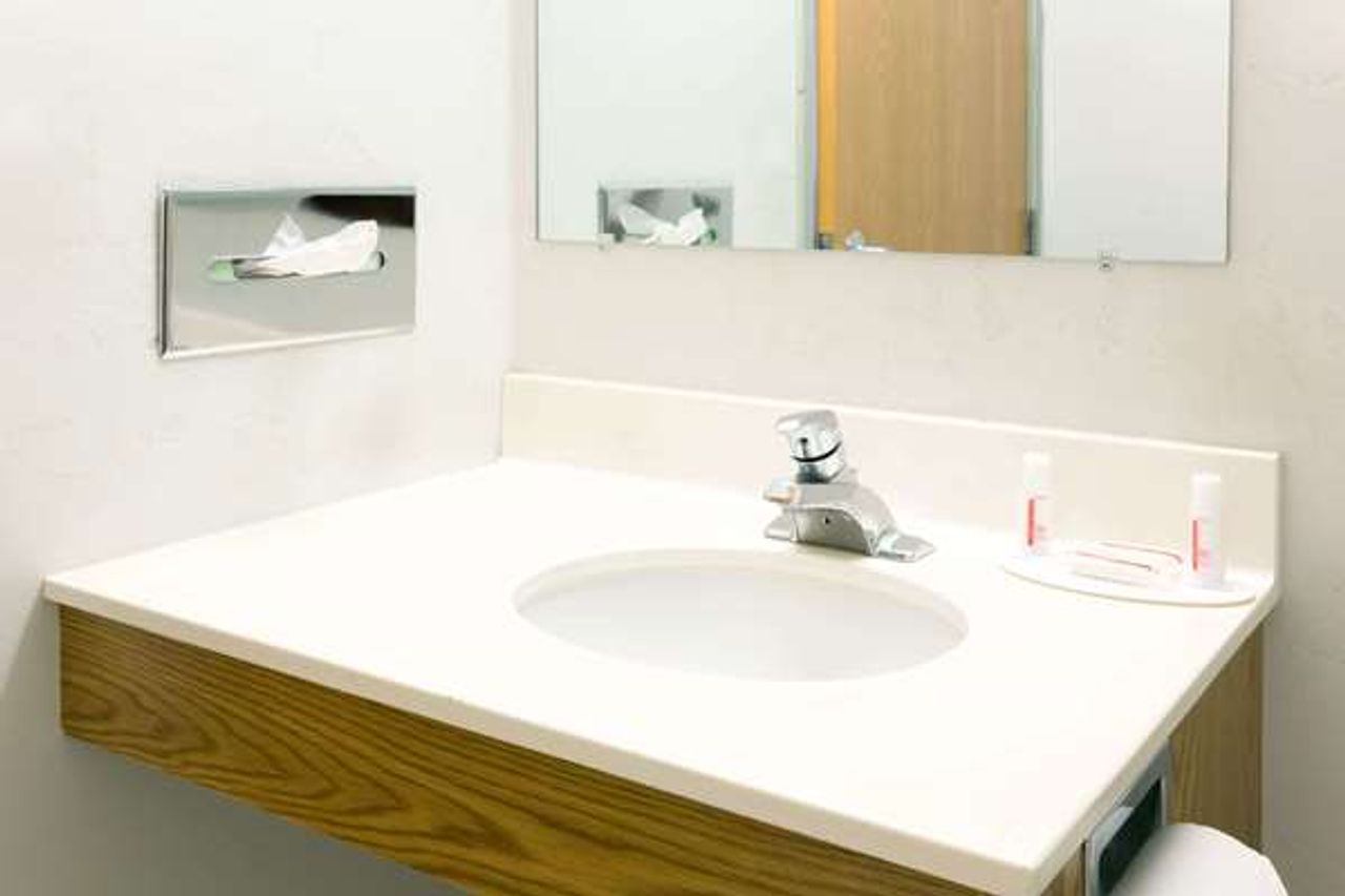 Photo of Super 8 by Wyndham Redmond