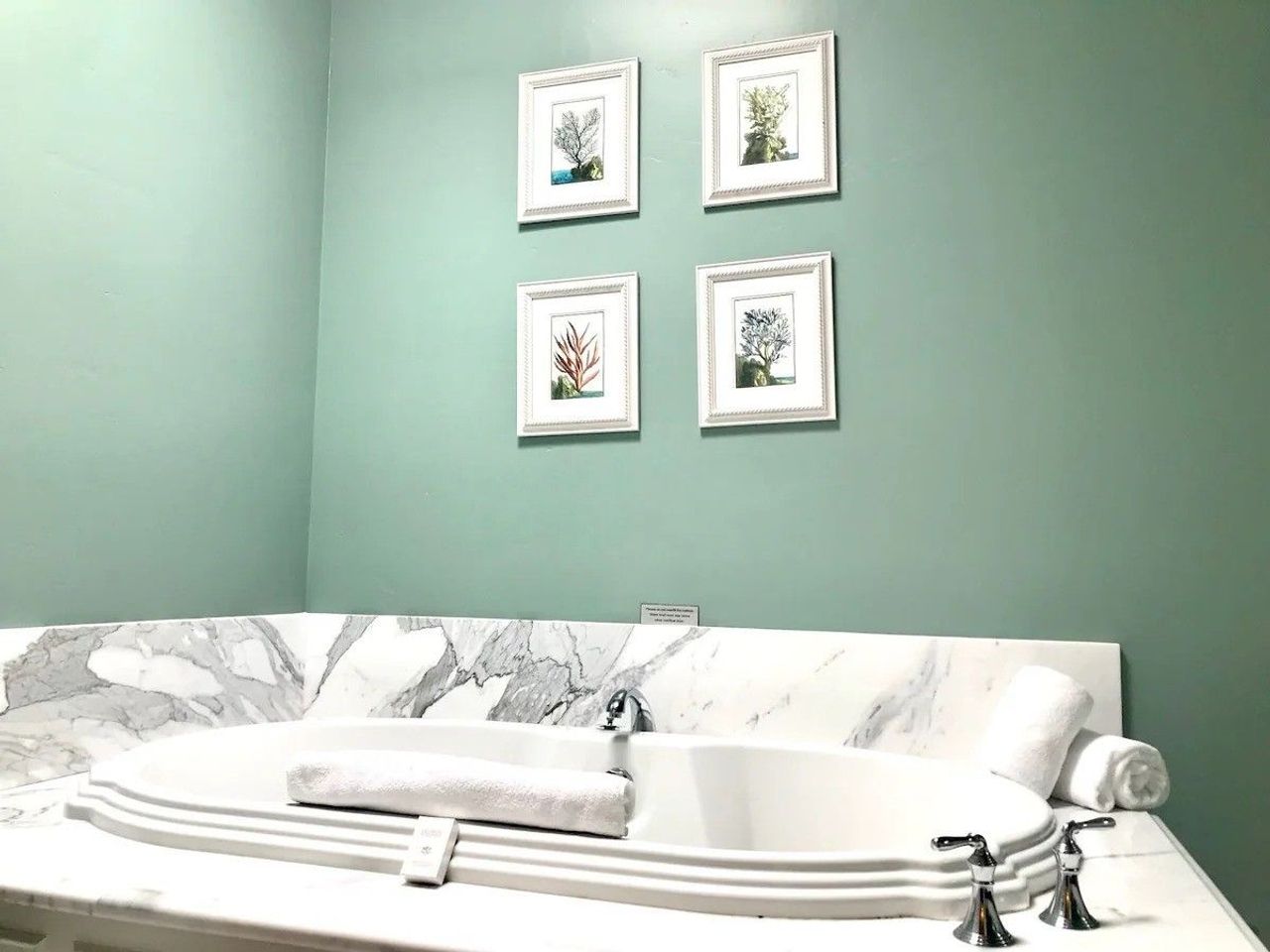 West Cliff Inn, A Four Sisters Inn - Private In-room Jetted Tub