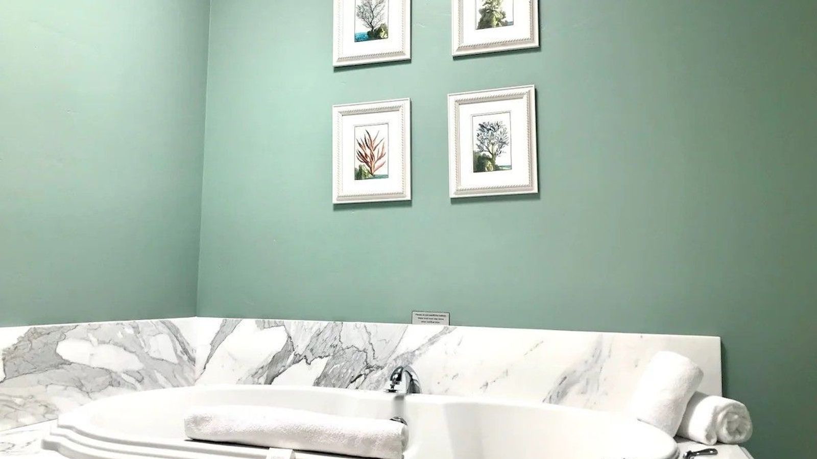 West Cliff Inn, A Four Sisters Inn - Private In-room Jetted Tub