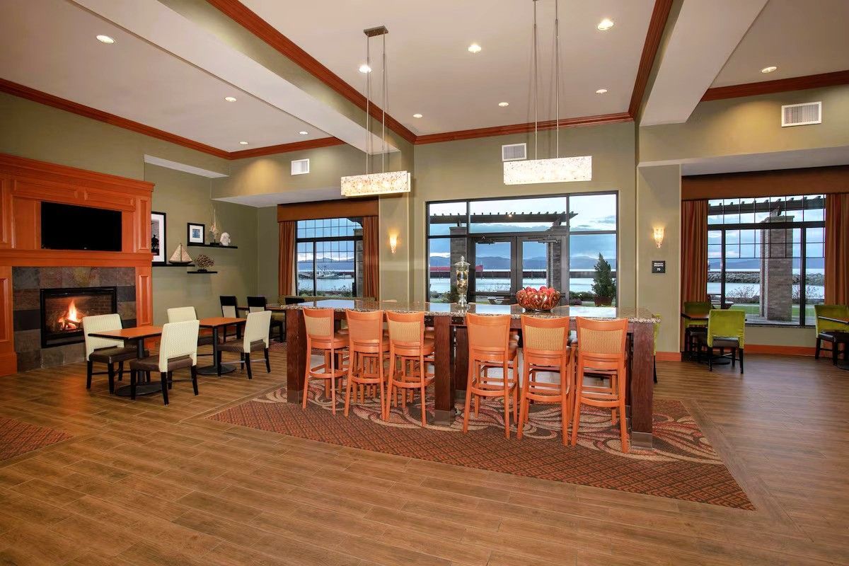 Photo of Hampton Inn & Suites Astoria - Dining Area, Restaurant