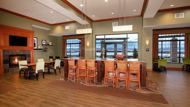 Photo of Hampton Inn & Suites Astoria - Dining Area, Restaurant