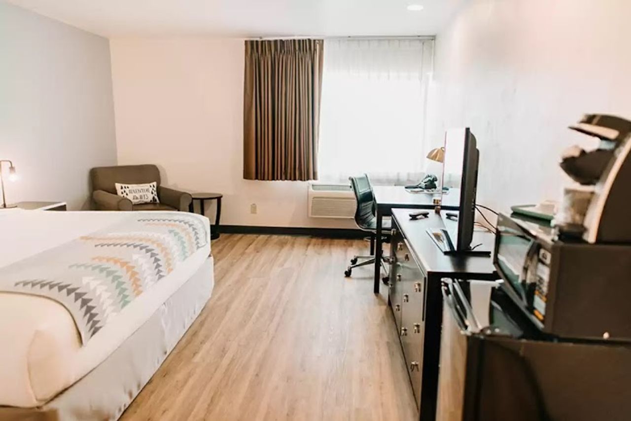 Photo of Maverick Hotel Eugene Near University, Ascend Hotel Collection - Room, King bed, Work desk, Flat TV