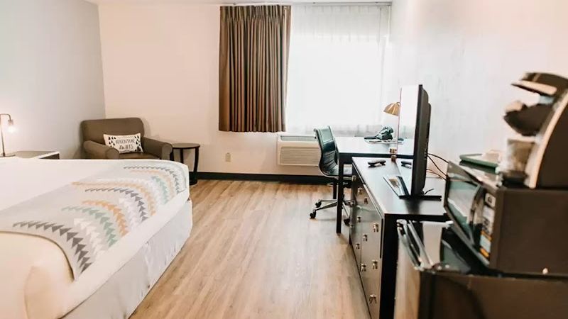 Photo of Maverick Hotel Eugene Near University, Ascend Hotel Collection - Room, King bed, Work desk, Flat TV
