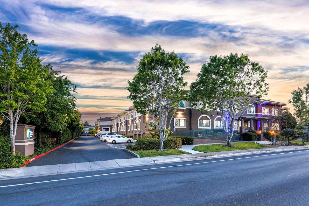 Holiday Inn Express & Suites Mountain View Silicon Valley, an IHG Hotel