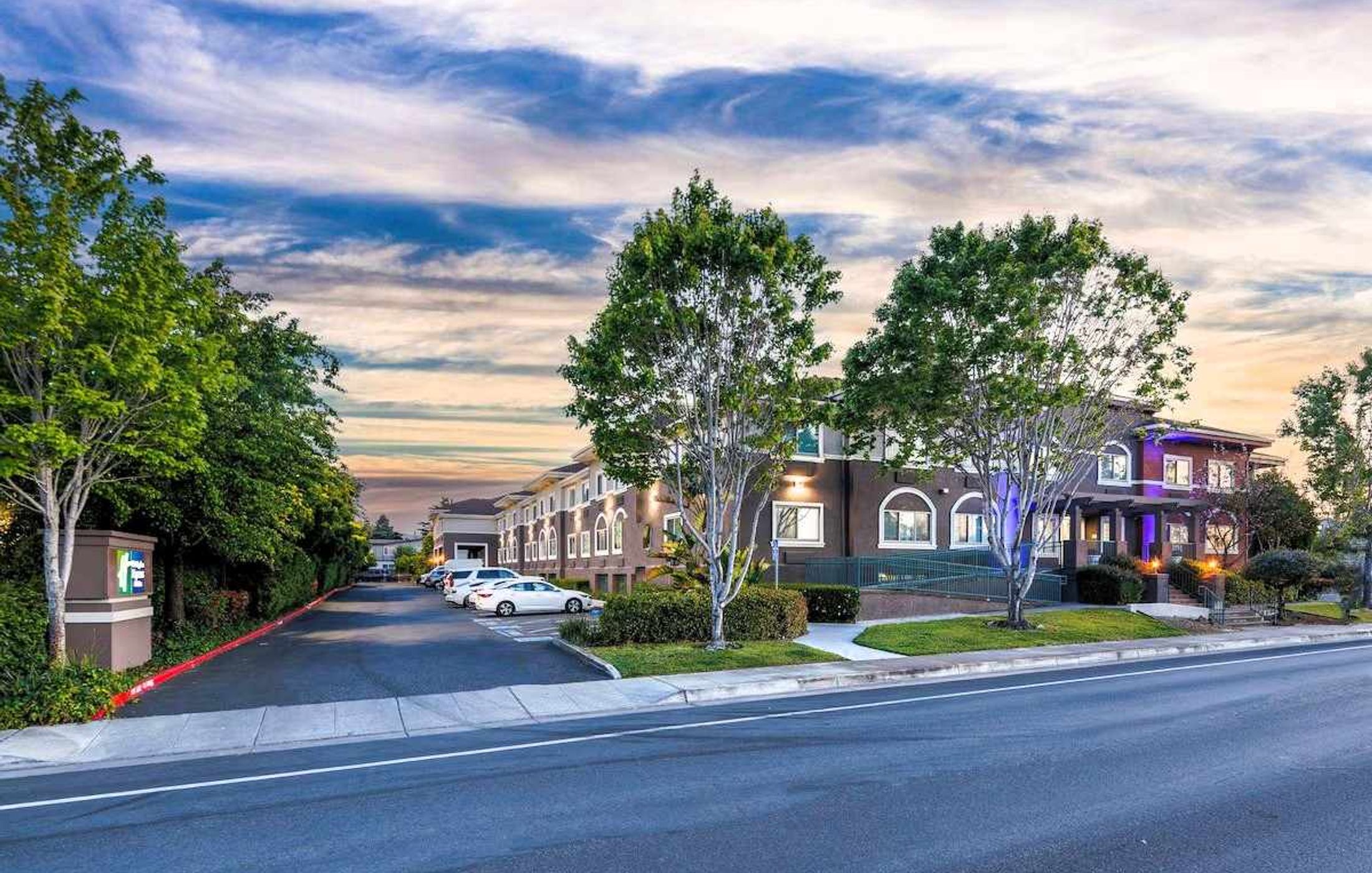 Holiday Inn Express & Suites Mountain View Silicon Valley, an IHG Hotel