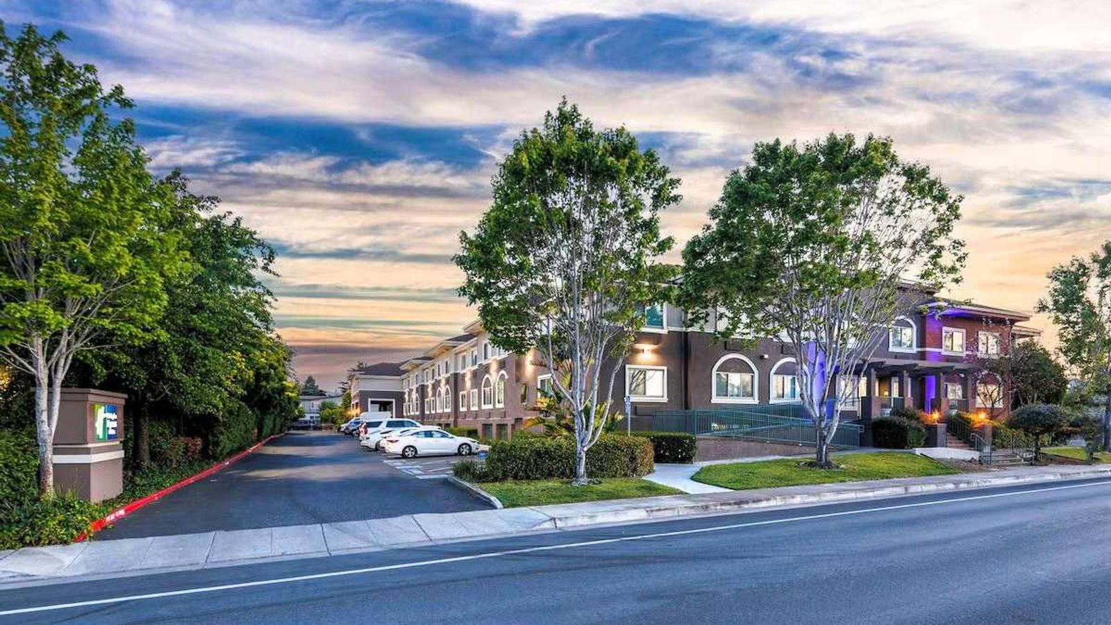 Holiday Inn Express & Suites Mountain View Silicon Valley, an IHG Hotel