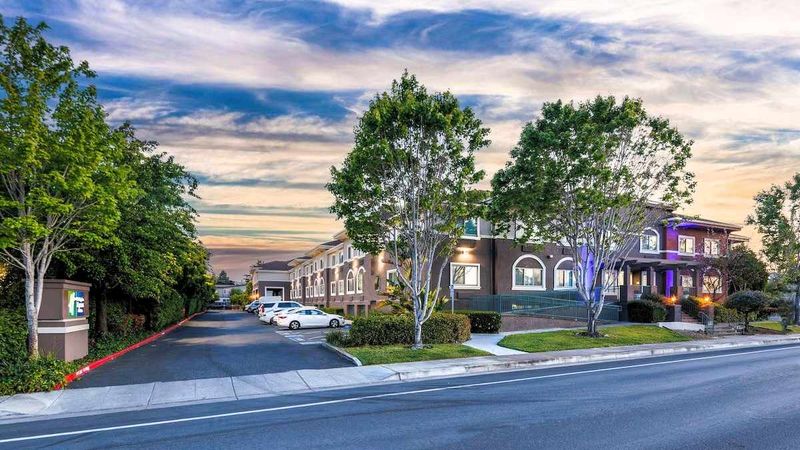 Holiday Inn Express & Suites Mountain View Silicon Valley, an IHG Hotel