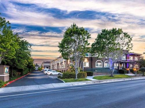 Holiday Inn Express & Suites Mountain View Silicon Valley, an IHG Hotel