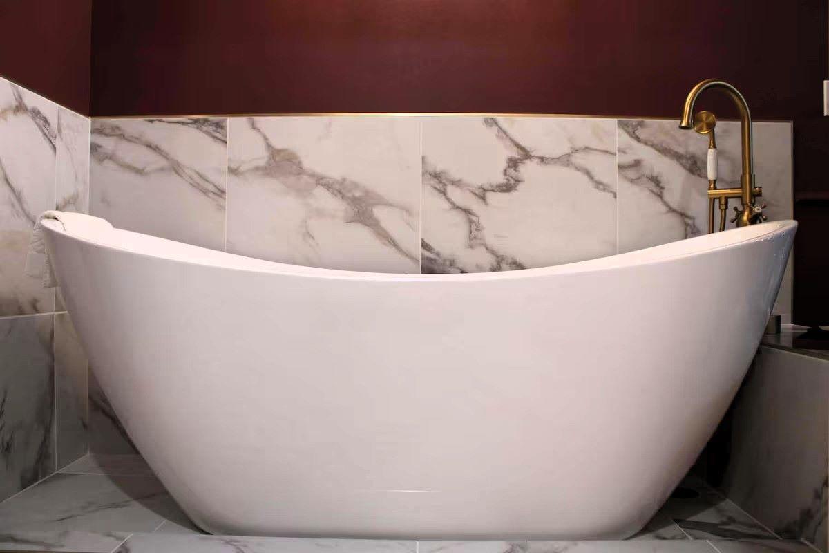 The Brooks Hotel - Madam’s Suite, soaker tub