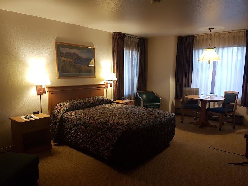 Photo of Pacific Gardens Inn - Room, King bed, Seating area