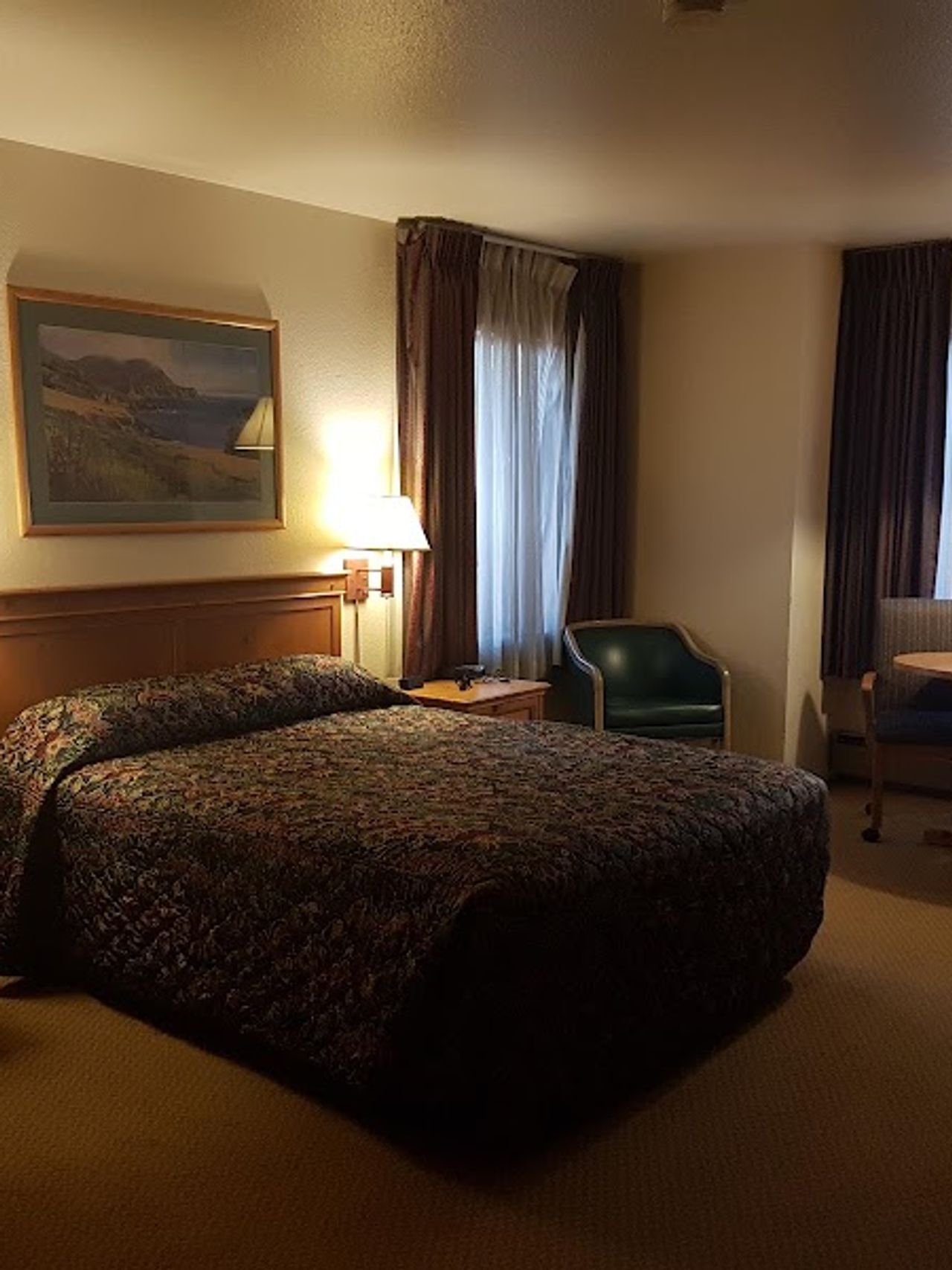 Photo of Pacific Gardens Inn - Room, King bed, Seating area