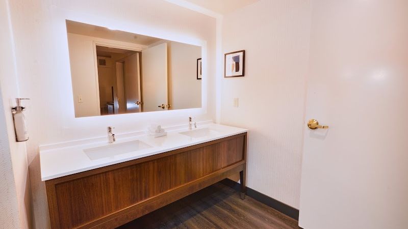 Photo of Holiday Inn & Suites Oakland - Airport, an IHG Hotel