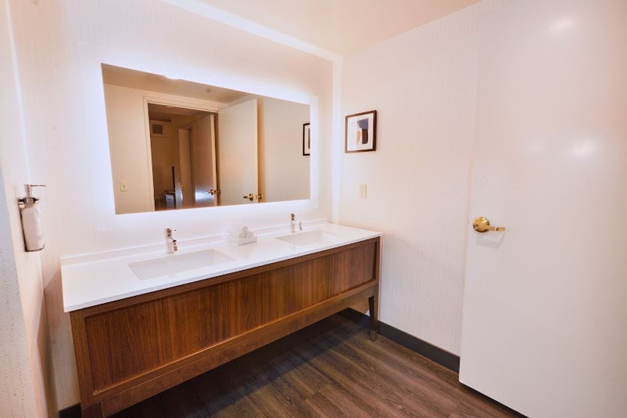 Photo of Holiday Inn & Suites Oakland - Airport, an IHG Hotel