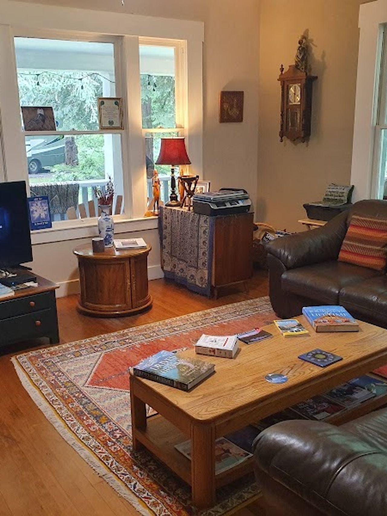 Photo of Mountain Meadows Inn Bed & Breakfast - Smart TV/DirectTV in inn living room