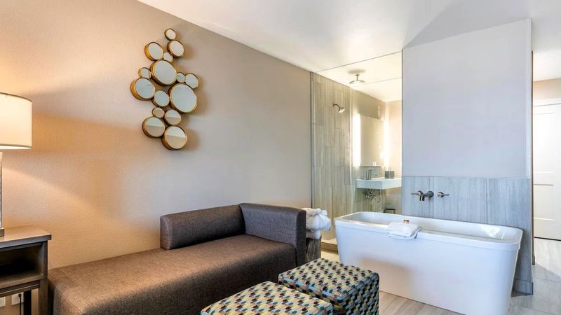 Lincoln Sands Oceanfront Resort, Ascend Hotel Collection - Private In-room soaking tub