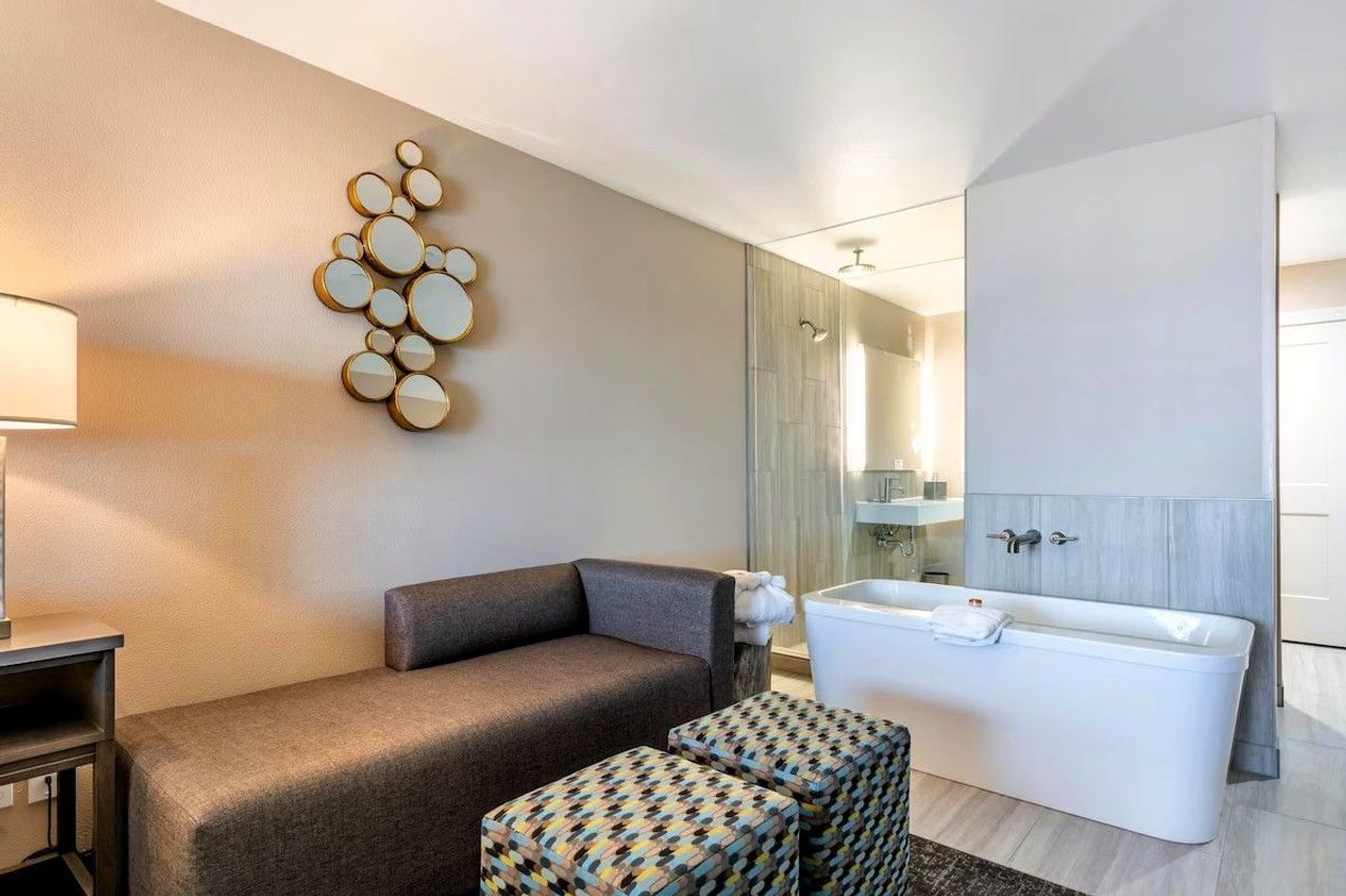 Lincoln Sands Oceanfront Resort, Ascend Hotel Collection - Private In-room soaking tub