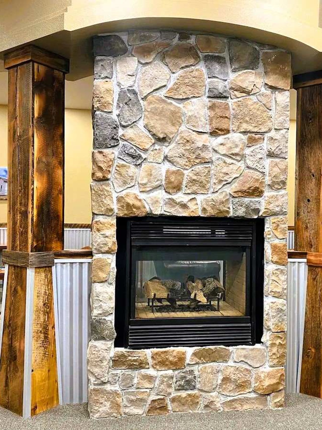 RED ROCK LODGE - Reception, Fireplace