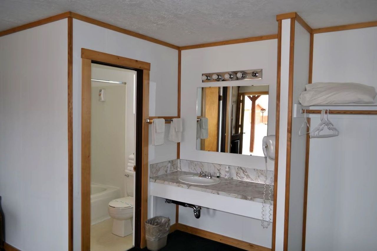 Village Inn Restaurant - Standard Room, Bathroom