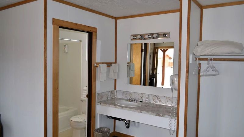Village Inn Restaurant - Standard Room, Bathroom