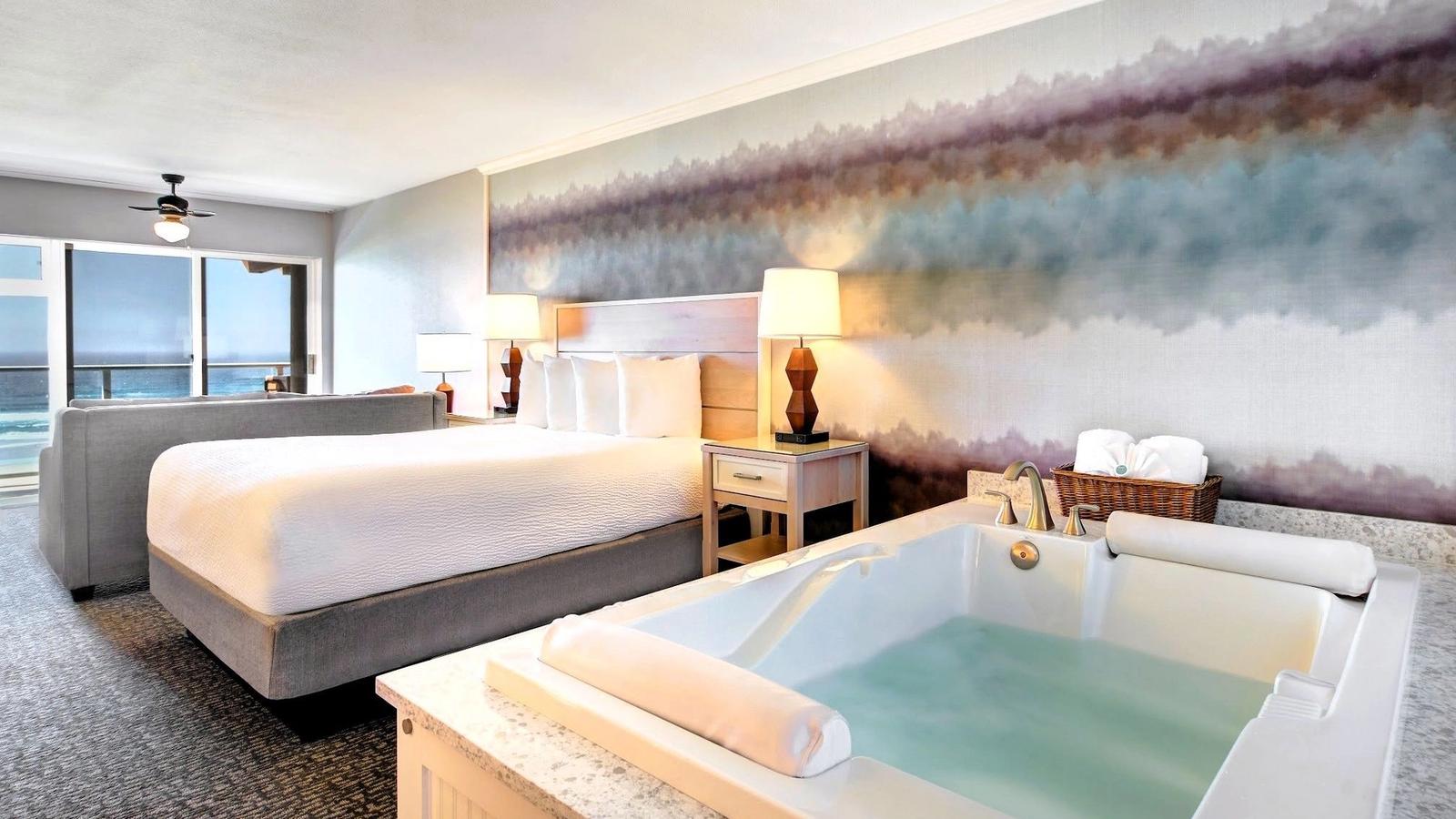 Hallmark Resort Newport - Suite, Private Jetted Tub