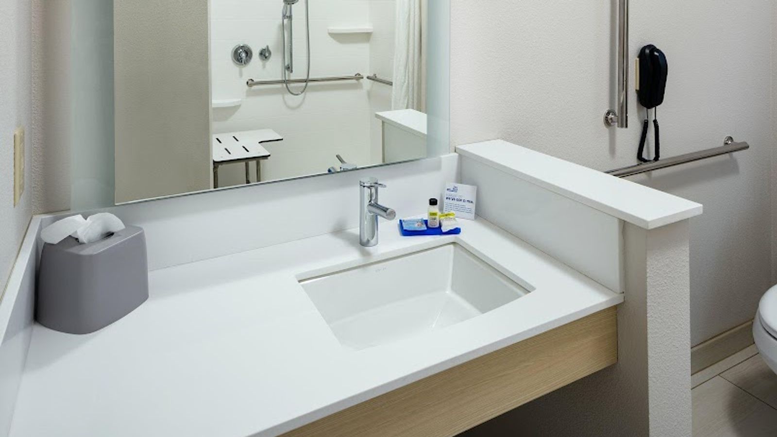 Photo of Holiday Inn Express & Suites Medford, an IHG Hotel