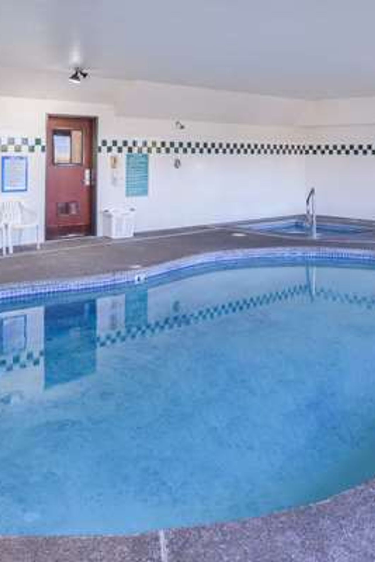 Travelodge Suites by Wyndham Newberg - Indoor pool and hot tub