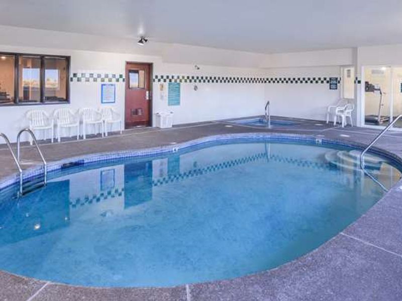 Travelodge Suites by Wyndham Newberg - Indoor pool and hot tub