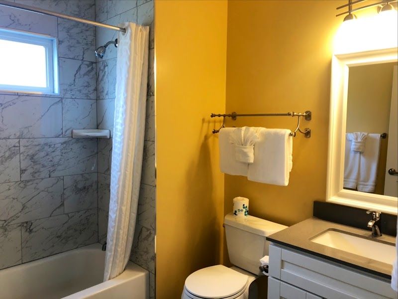 Photo of Sea Breeze Inn and Cottages - Bathroom