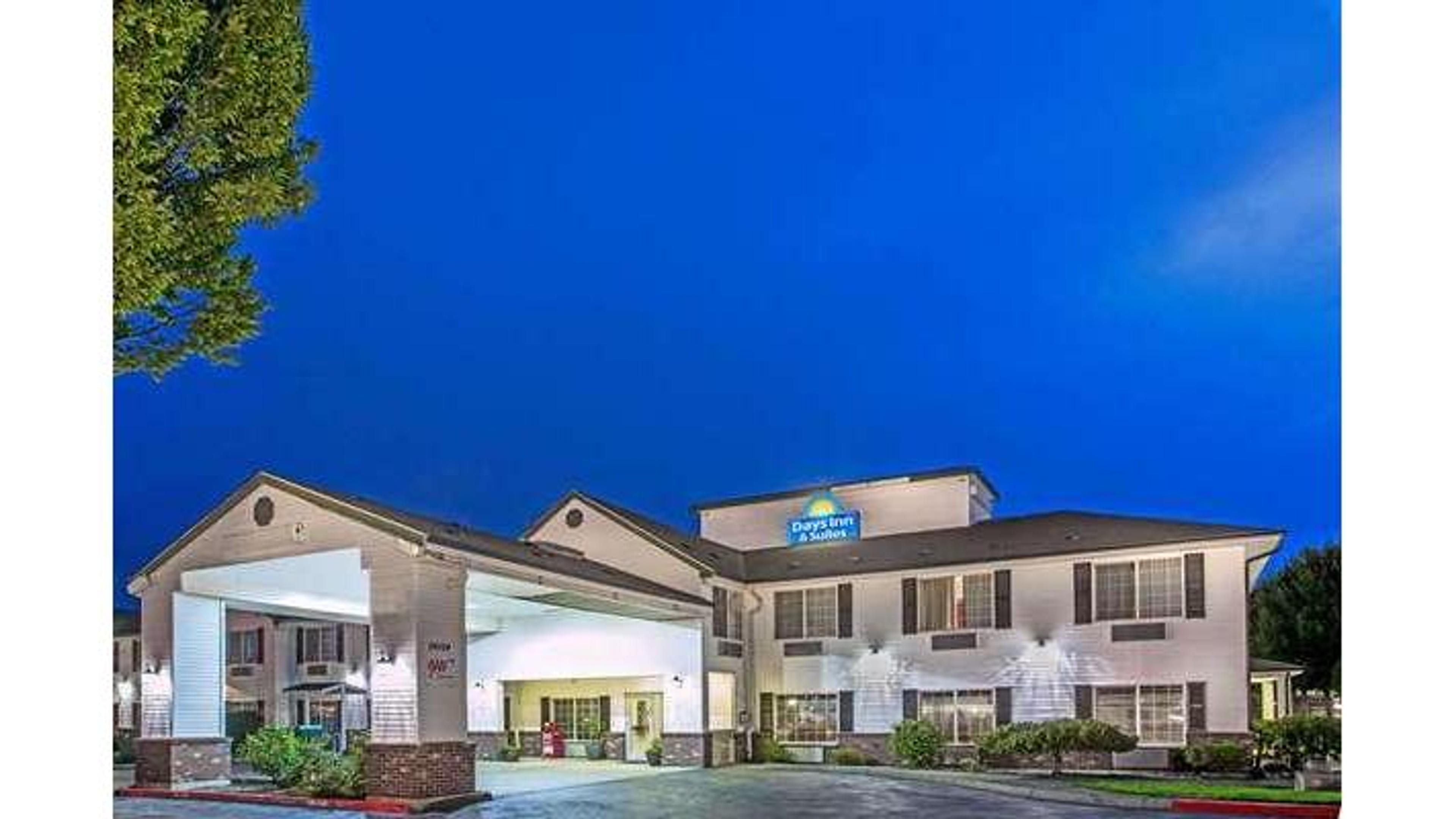 Days Inn & Suites by Wyndham Gresham