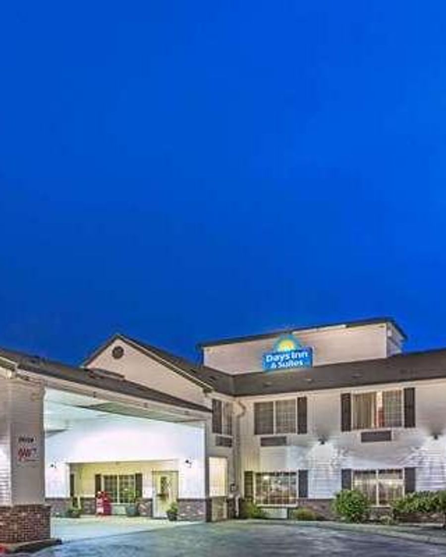 Days Inn & Suites by Wyndham Gresham