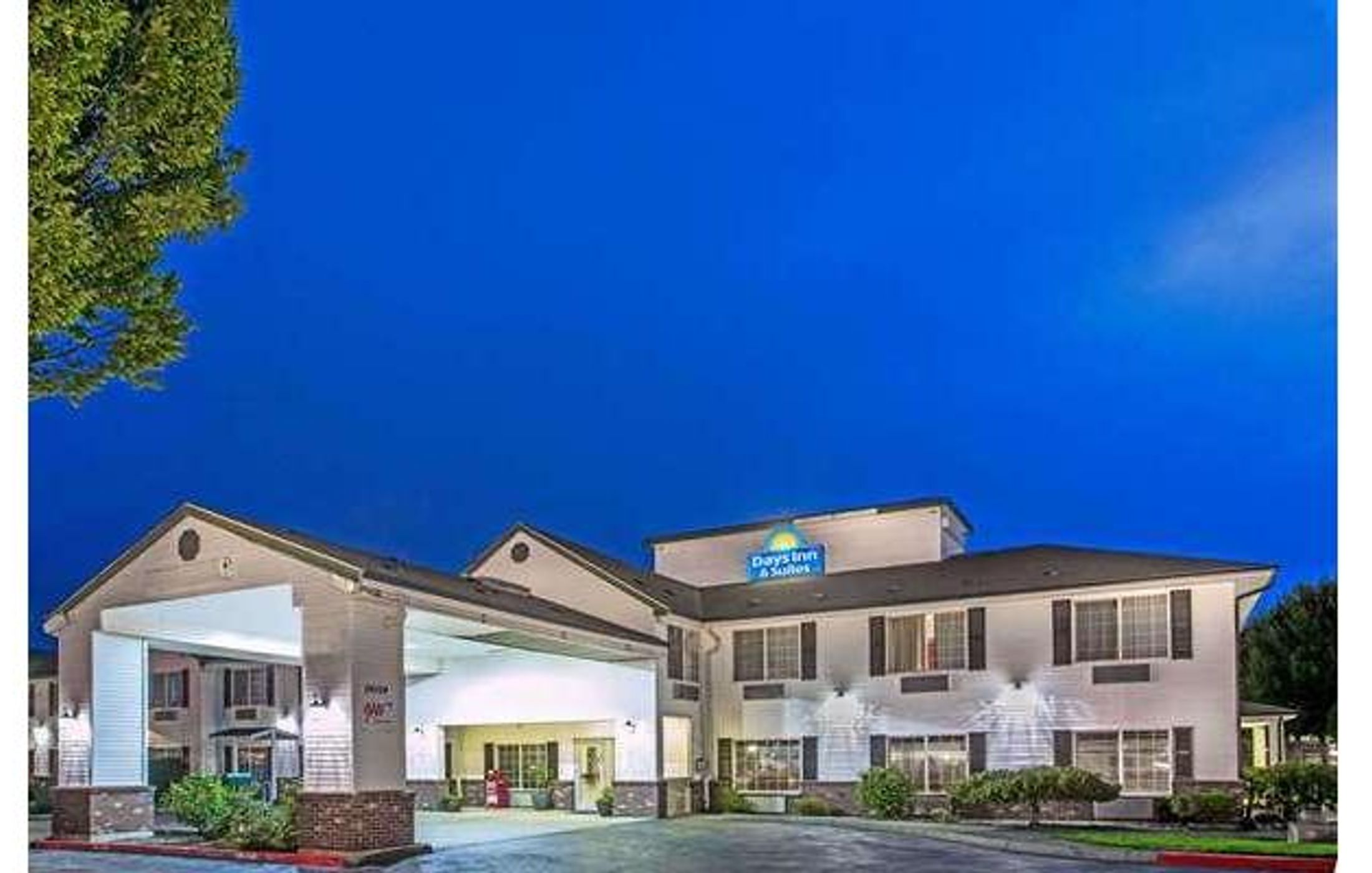 Days Inn & Suites by Wyndham Gresham