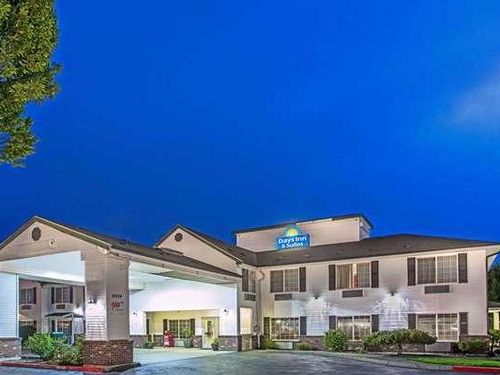 Days Inn & Suites by Wyndham Gresham