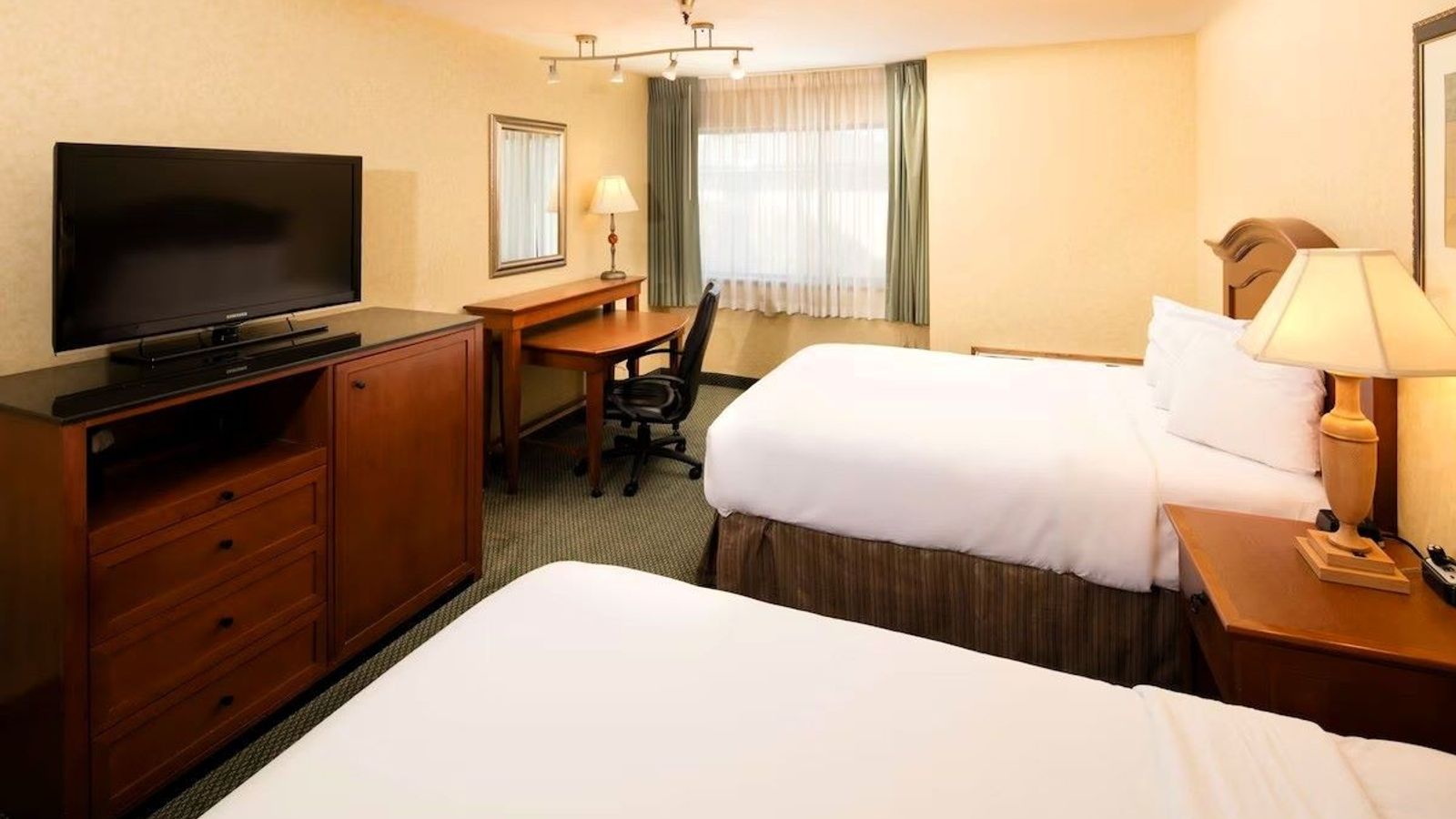 Red Lion Hotel Wenatchee City Center - Premium Two Queen Beds