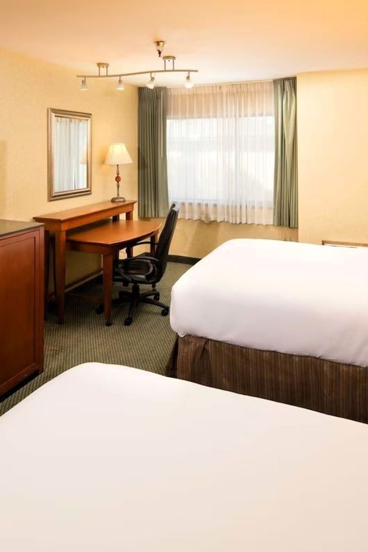 Red Lion Hotel Wenatchee City Center - Premium Two Queen Beds