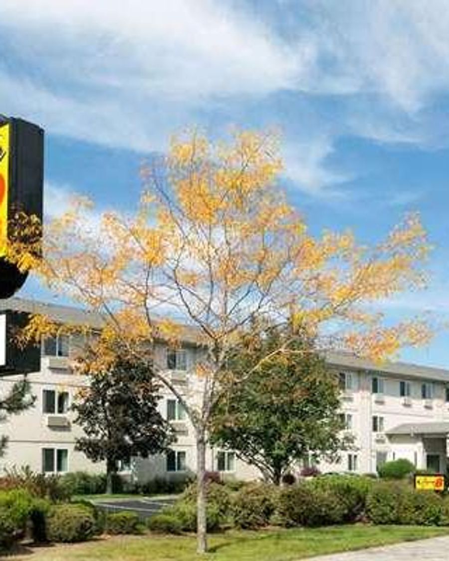 Super 8 by Wyndham Redmond