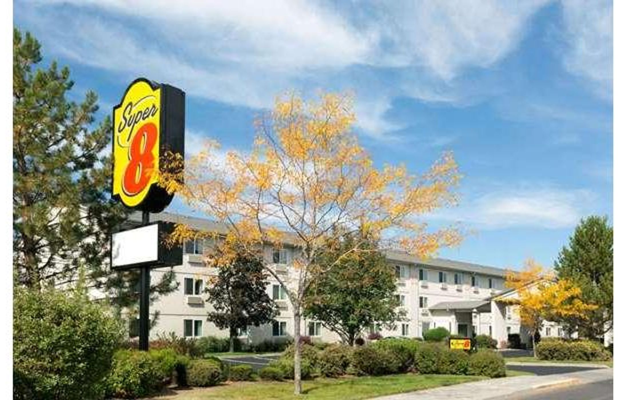 Super 8 by Wyndham Redmond
