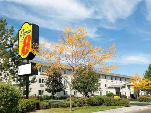 Super 8 by Wyndham Redmond