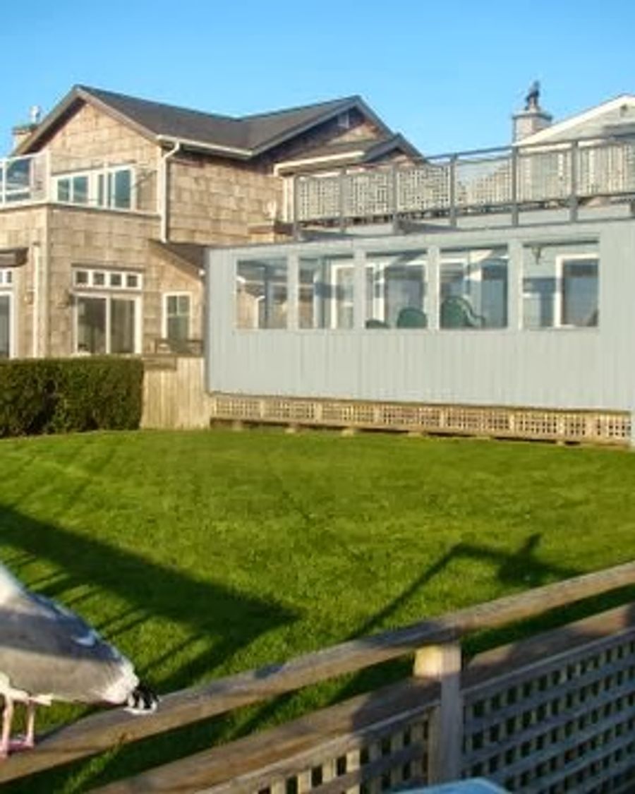 The Waves Oceanfront Lodging