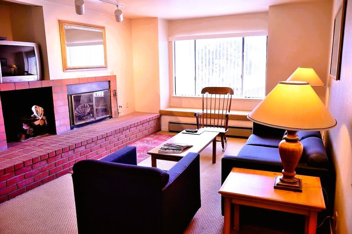 Pacific Gardens Inn - Family suites with multiple beds and living areas