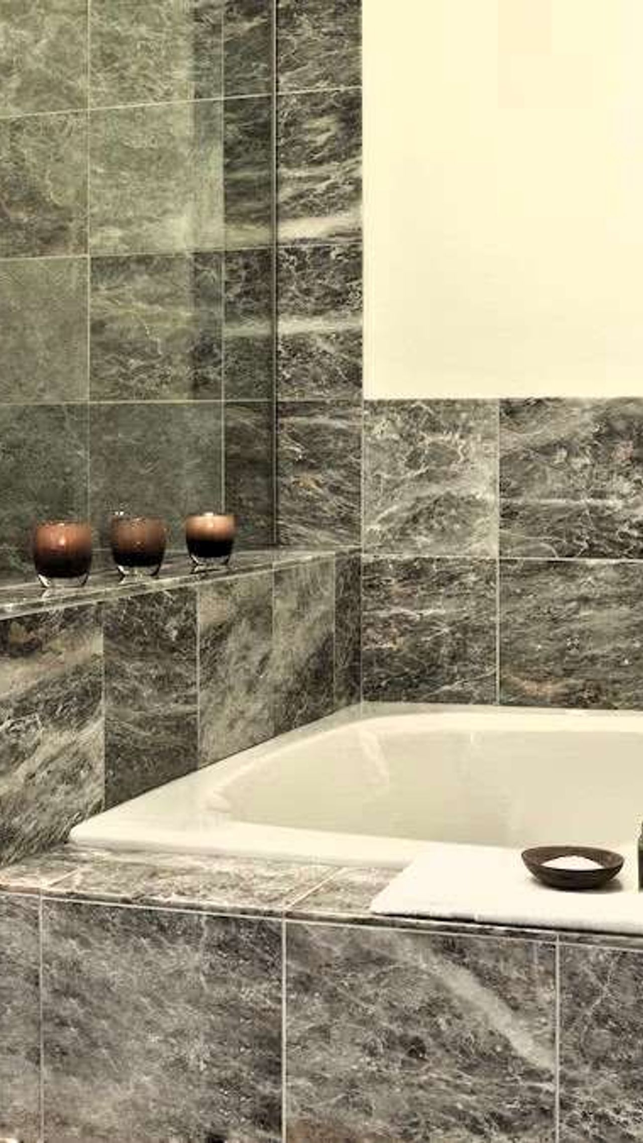 Knob Hill Inn Sun Valley - Bathroom with Deep soaking bathtub