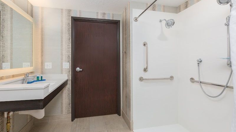 Photo of Holiday Inn Express & Suites Eugene Downtown - University, an IHG Hotel - Bathroom
