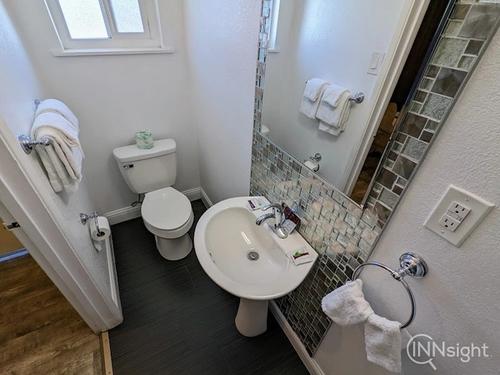 Photo of Deluxe Inn